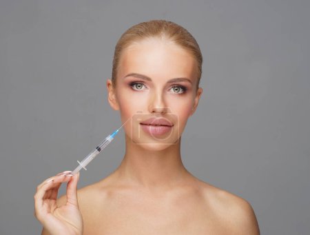 Téléchargez les photos : Injection beauté dans le visage d'une jeune femme. Chirurgie plastique, lifting de la peau et médecine esthétique concept
. - en image libre de droit