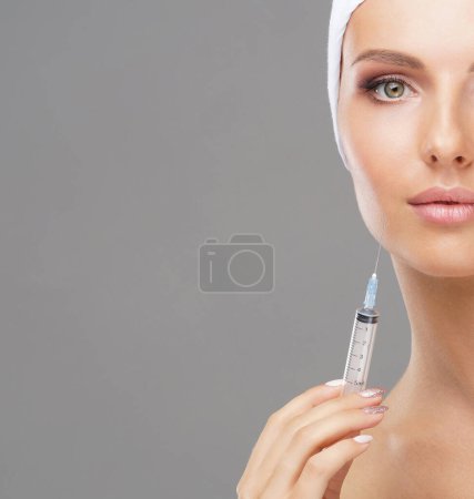 Téléchargez les photos : Injection beauté dans le visage d'une jeune femme. Chirurgie plastique, lifting de la peau et médecine esthétique concept
. - en image libre de droit