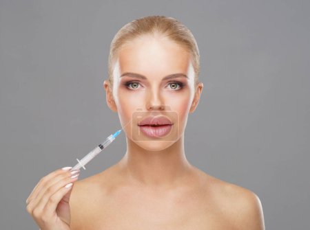 Foto de Inyección de belleza en la cara de una mujer joven. Cirugía plástica, lifting de piel y medicina estética
. - Imagen libre de derechos