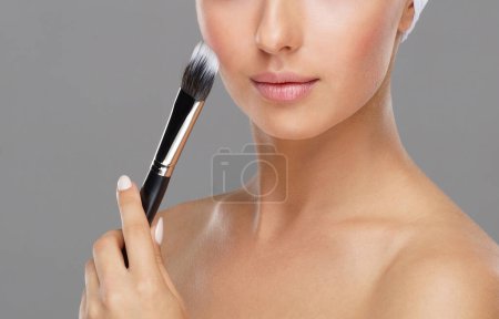 Téléchargez les photos : Portrait de beauté de jeune femme séduisante avec pinceau de maquillage. Concept maquillage et cosmétiques
. - en image libre de droit