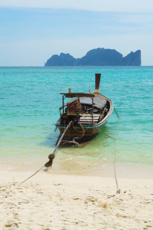 Téléchargez les photos : Thai traditional wooden longtail boat and beautiful sand beach in Thailand. The concept of traveling. - en image libre de droit