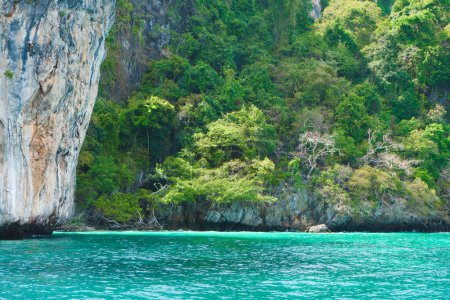 Foto de Beautiful aea lagoon and green rock in Thailand. Traveling and vacation concept. - Imagen libre de derechos