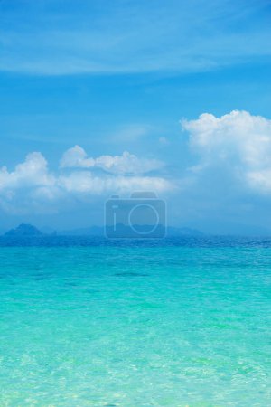 Téléchargez les photos : Idyllic view of the ocean and sky. Blue sea background. Phuket, Thailand. The concept of traveling. - en image libre de droit