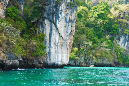 Foto de Beautiful aea lagoon and green rock in Thailand. Traveling and vacation concept. - Imagen libre de derechos