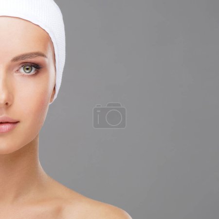 Foto de Doctor inyectando en una cara hermosa de una mujer joven. Cirugía plástica, lifting de piel y medicina estética. - Imagen libre de derechos