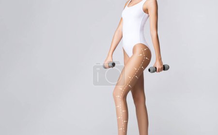 Foto de Fit, mujer sana y deportiva en traje de baño. Deporte, fitness, dieta y concepto de salud
. - Imagen libre de derechos