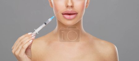 Foto de Inyección de belleza en la cara de una mujer joven. Cirugía plástica, lifting de piel y medicina estética
. - Imagen libre de derechos