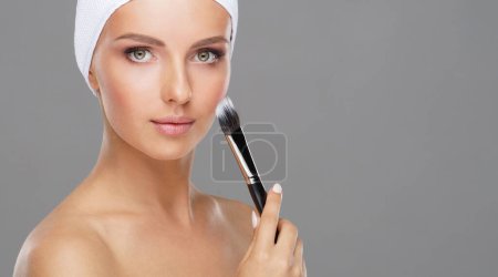 Téléchargez les photos : Portrait de beauté de jeune femme séduisante avec pinceau de maquillage. Concept maquillage et cosmétiques
. - en image libre de droit