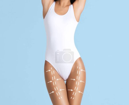 Téléchargez les photos : Jolie et mince fille brune en sous-vêtements blancs posant en studio. Mode de vie sain, sport, fitness et soins du corps concept. - en image libre de droit