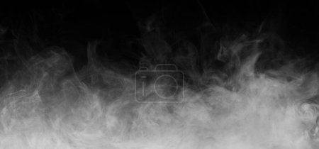 Téléchargez les photos : Texture fumée abstraite sur fond noir. Brouillard dans l'obscurité. - en image libre de droit