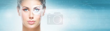 Téléchargez les photos : Jeune et séduisante femme du futur avec l'hologramme laser sur les yeux. Concept de technologie d'ophtalmologie et de balayage oculaire. - en image libre de droit