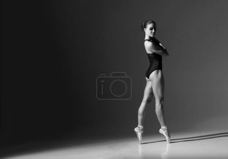 Foto de Bailarina elegante bailando en performance artística. Joven y hermosa bailarina de ballet en blanco y negro
. - Imagen libre de derechos