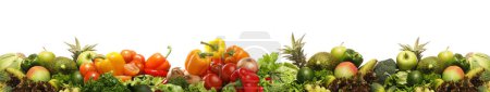 Foto de Conjunto de muchas frutas y verduras diferentes aisladas sobre fondo blanco. Comida cruda vegana. Concepto de alimentación y nutrición saludables. - Imagen libre de derechos