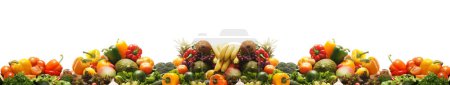 Téléchargez les photos : Ensemble de nombreux fruits et légumes différents isolés sur fond blanc. Aliments crus végétaliens. Concept de saine alimentation et nutrition. - en image libre de droit