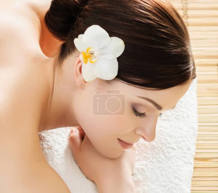 Foto de Mujer joven, hermosa y saludable en el salón de spa. Terapia oriental tradicional y tratamientos de belleza
. - Imagen libre de derechos