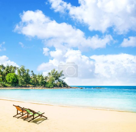 Téléchargez les photos : Chaises longues sur une plage tropicale en été. Concept de voyage et de vacances. - en image libre de droit