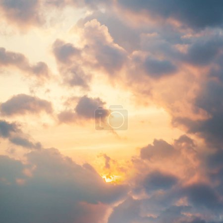 Foto de Puesta de sol en las nubes. Hermosa vista aérea del cielo. Naturaleza concepto de fondo. - Imagen libre de derechos