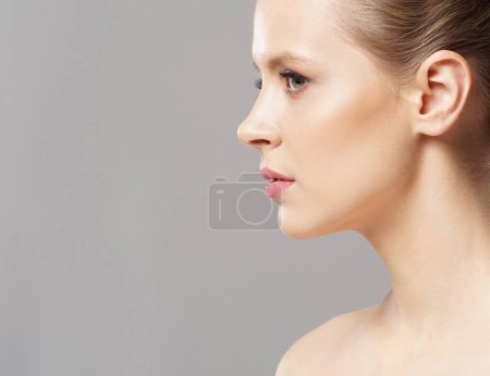 Foto de Retrato de cerca de una chica hermosa, fresca, sana y sensual sobre un fondo gris aislado - Imagen libre de derechos