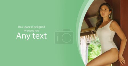 Téléchargez les photos : Jeune et belle femme en maillot de bain blanc. Femme posant dans un bungalow thaïlandais exotique. Concept de repos et de voyage. Modèle avec espace vide pour tout texte. - en image libre de droit