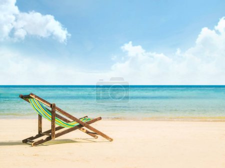 Téléchargez les photos : Chaises longues sur une plage tropicale en été. Concept de voyage et de vacances. - en image libre de droit