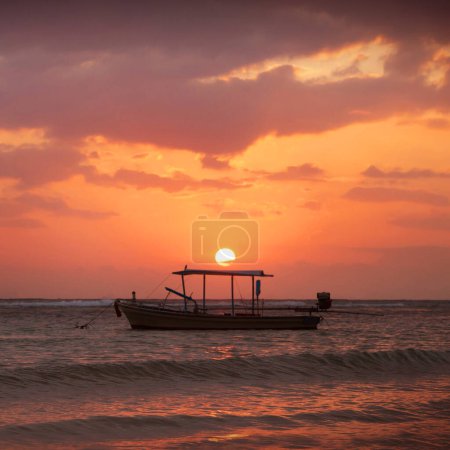 Foto de Hermosa vista de la puesta de sol en la playa. Barcos a la luz del sol. Naturaleza concepto de fondo. - Imagen libre de derechos