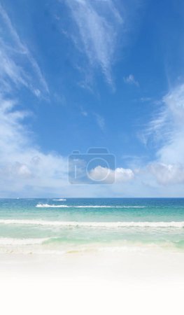 Foto de Cielo de playa de verano, mar y rocas. Concepto de fondo natural. Concepto de viaje y vacaciones. - Imagen libre de derechos