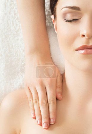 Foto de Mujer joven, hermosa y saludable en el salón de spa. Masoterapia oriental tradicional y tratamientos de belleza
. - Imagen libre de derechos
