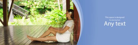 Foto de Mujer joven y hermosa en vestido blanco. Mujer posando en exótico bungalow tailandés. Concepto de descanso y viaje. Plantilla con espacio en blanco para cualquier texto. - Imagen libre de derechos