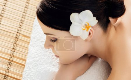 Foto de Mujer joven, hermosa y saludable en el salón de spa. Terapia oriental tradicional y tratamientos de belleza
. - Imagen libre de derechos