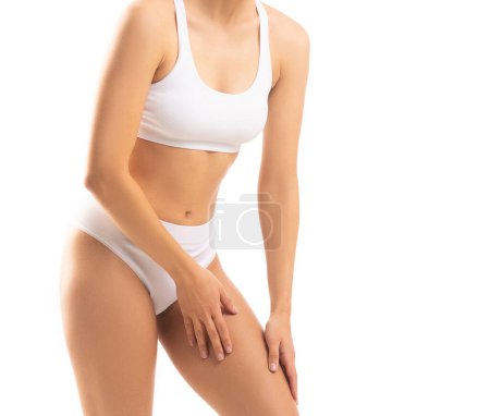 Foto de Mujer joven, en forma y hermosa en traje de baño blanco sobre fondo blanco. Salud, dieta, deporte y fitness. - Imagen libre de derechos
