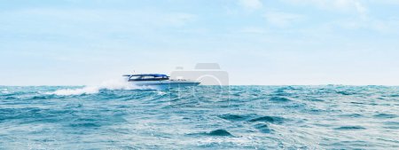 Téléchargez les photos : Grand et luxueux bateau à moteur dans la mer. Bateau à moteur. Concept de voyage et de vacances. - en image libre de droit