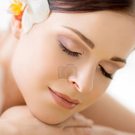 Foto de Mujer joven, hermosa y saludable en el salón de spa. Terapia de aroma oriental tradicional y tratamientos de belleza. - Imagen libre de derechos