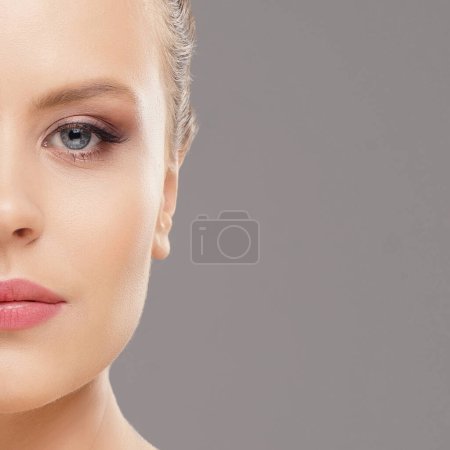 Foto de Close-up portrait of beautiful, fresh, healthy and sensual girl over isolated grey background - Imagen libre de derechos