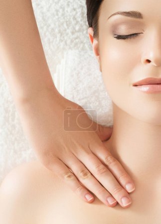 Foto de Mujer joven, hermosa y saludable en el salón de spa. Masoterapia oriental tradicional y tratamientos de belleza
. - Imagen libre de derechos