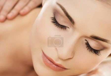 Foto de Mujer joven y saludable en el salón de spa. Terapia de masaje tradicional sueca y tratamientos de belleza
. - Imagen libre de derechos