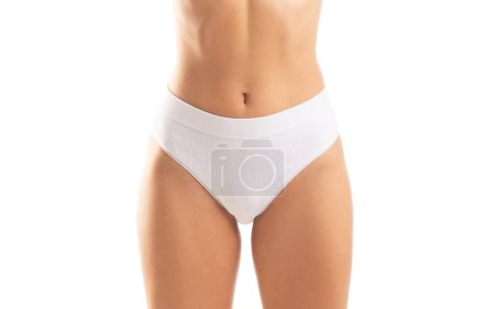 Téléchargez les photos : Jeune, en forme et belle femme en maillot de bain blanc sur fond blanc. Santé, alimentation, sport et fitness concept. - en image libre de droit