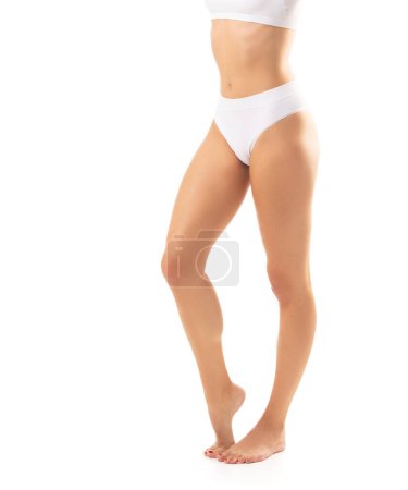 Téléchargez les photos : Corps parfait de jeune et belle femme en maillot de bain isolé sur blanc. Le concept de perte de poids, l'alimentation, le sport et la forme physique. - en image libre de droit