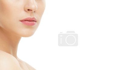 Téléchargez les photos : Gros plan portrait de belle fille fraîche, saine et sensuelle sur fond blanc isolé - en image libre de droit