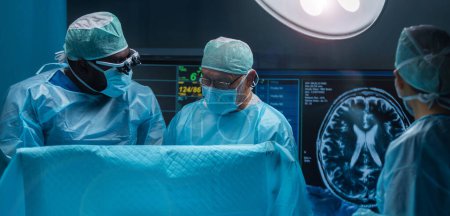 Diverso equipo de médicos profesionales realiza una operación quirúrgica en un quirófano moderno utilizando equipos y tecnología de alta tecnología. Los cirujanos están trabajando para salvar al paciente en el hospital.