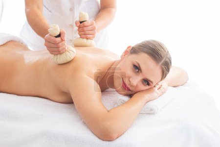 Foto de Mujer joven recibiendo tratamiento de masaje sobre fondo blanco. Concepto de spa, salud y recreación. - Imagen libre de derechos