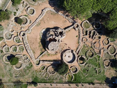 Vista del dron en el sitio arqueológico de Palmavera en Cerdeña en Italia