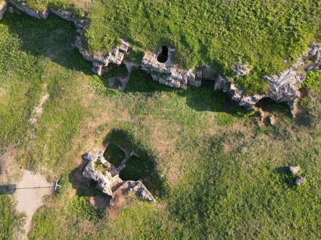 Drohnenblick auf die Nekropole von Anghelu Ruju auf Sardinien in Italien