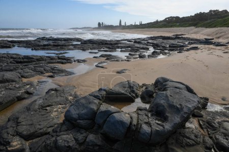 Téléchargez les photos : Vue par drone sur la plage de Shelly en Afrique du Sud - en image libre de droit