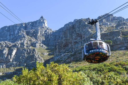 Foto de Ciudad del Cabo, Sudáfrica - 4 de febrero de 2023: Teleférico en la pequeña montaña de la Mesa sobre Ciudad del Cabo en Sudáfrica - Imagen libre de derechos