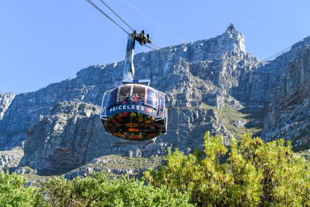 Foto de Ciudad del Cabo, Sudáfrica - 4 de febrero de 2023: Teleférico en la pequeña montaña de la Mesa sobre Ciudad del Cabo en Sudáfrica - Imagen libre de derechos