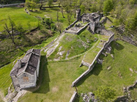 Foto de Vista del dron en las ruinas del castillo de Serravalle en el valle de Blenio en la parte italiana de Suiza - Imagen libre de derechos