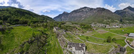 Téléchargez les photos : Vue par drone sur les ruines du château de Serravalle sur la vallée de Blenio dans la partie italienne de la Suisse - en image libre de droit