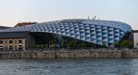 Téléchargez les photos : Budapest, Hongrie - 20 Mai 2023 : vue au centre commercial et restaurant glas baleines sur Budapest en Hongrie - en image libre de droit