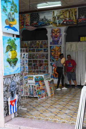 Téléchargez les photos : Cienfuegos, Cuba - 11 août 2023 : voir une boutique touristique de Cinfuegos sur Cuba - en image libre de droit
