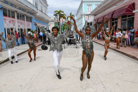 Téléchargez les photos : Cienfuegos, Cuba - 12 août 2023 : danseurs dans la rue de Cinfuegos à Cuba - en image libre de droit